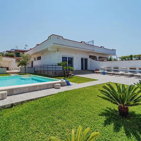 Con Piscina Sul Mare A Villa *