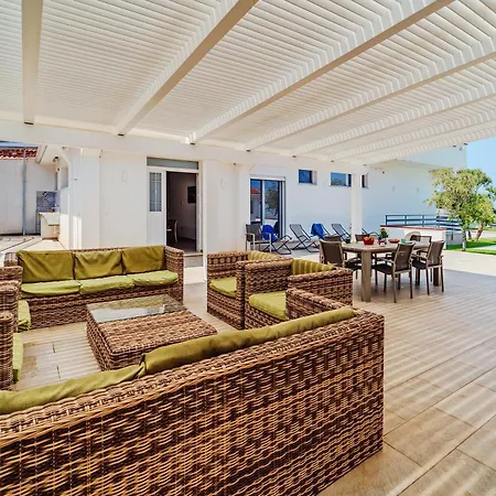 Villa Con Piscina Sul Mare A *