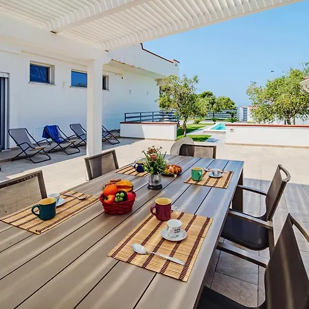 Con Piscina Sul Mare A Terrasini
