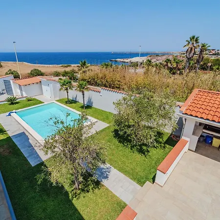 Con Piscina Sul Mare A Villa