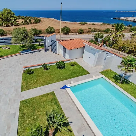 Villa Con Piscina Sul Mare A *