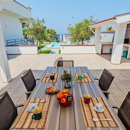 Con Piscina Sul Mare A