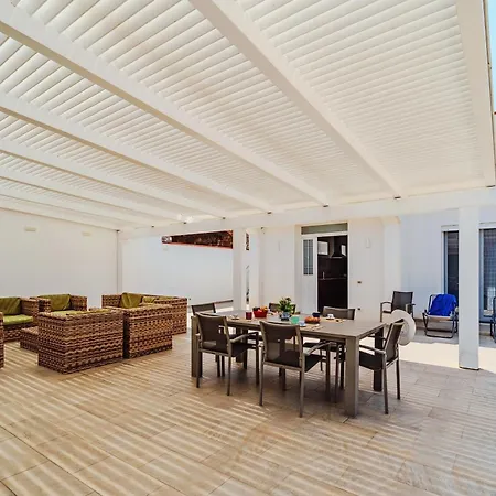 Con Piscina Sul Mare A Villa