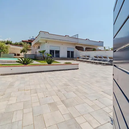 Con Piscina Sul Mare A Villa *