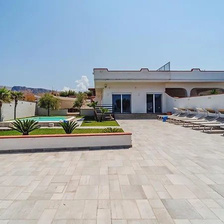 Con Piscina Sul Mare A Villa *